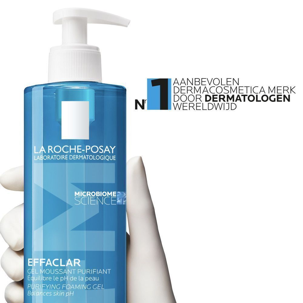 Een hand houdt een fles Effaclar Gel vast. Tekst: Nr. 1 aanbevolen door dermatologen.