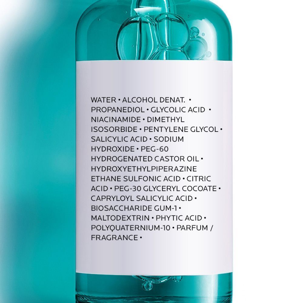 Gros plan sur les ingrédients. Liste sur fond blanc. Contient de l'eau, de l'alcool, de l'acide salicylique.