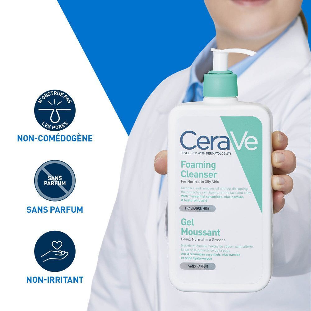Personne tenant CeraVe Gel Nettoyant Moussant. Texte: Non comédogène, sans parfum, non irritant.
