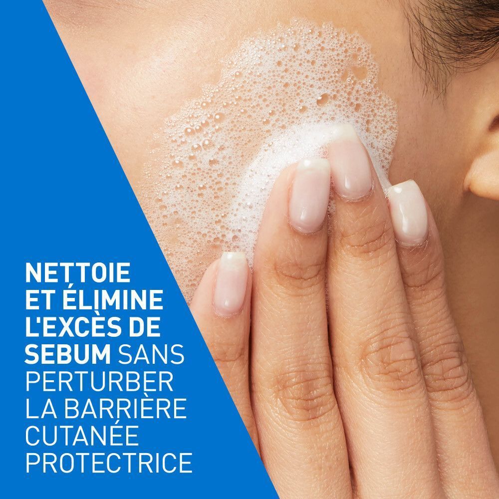 Gros plan d'une main appliquant de la mousse sur le visage. Texte: Nettoie et élimine l'excès de sébum.