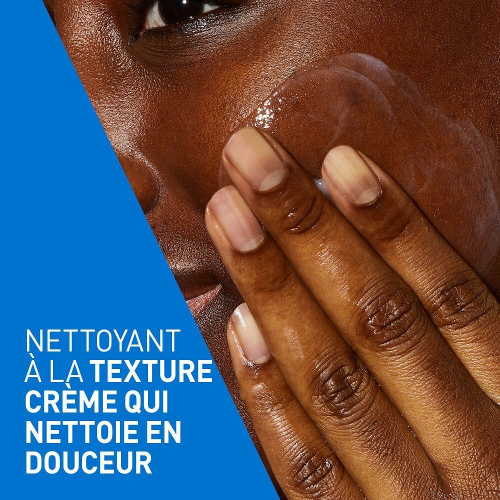 Mains frottant la crème sur le visage. Texte: Nettoyant à la texture crème qui nettoie en douceur.