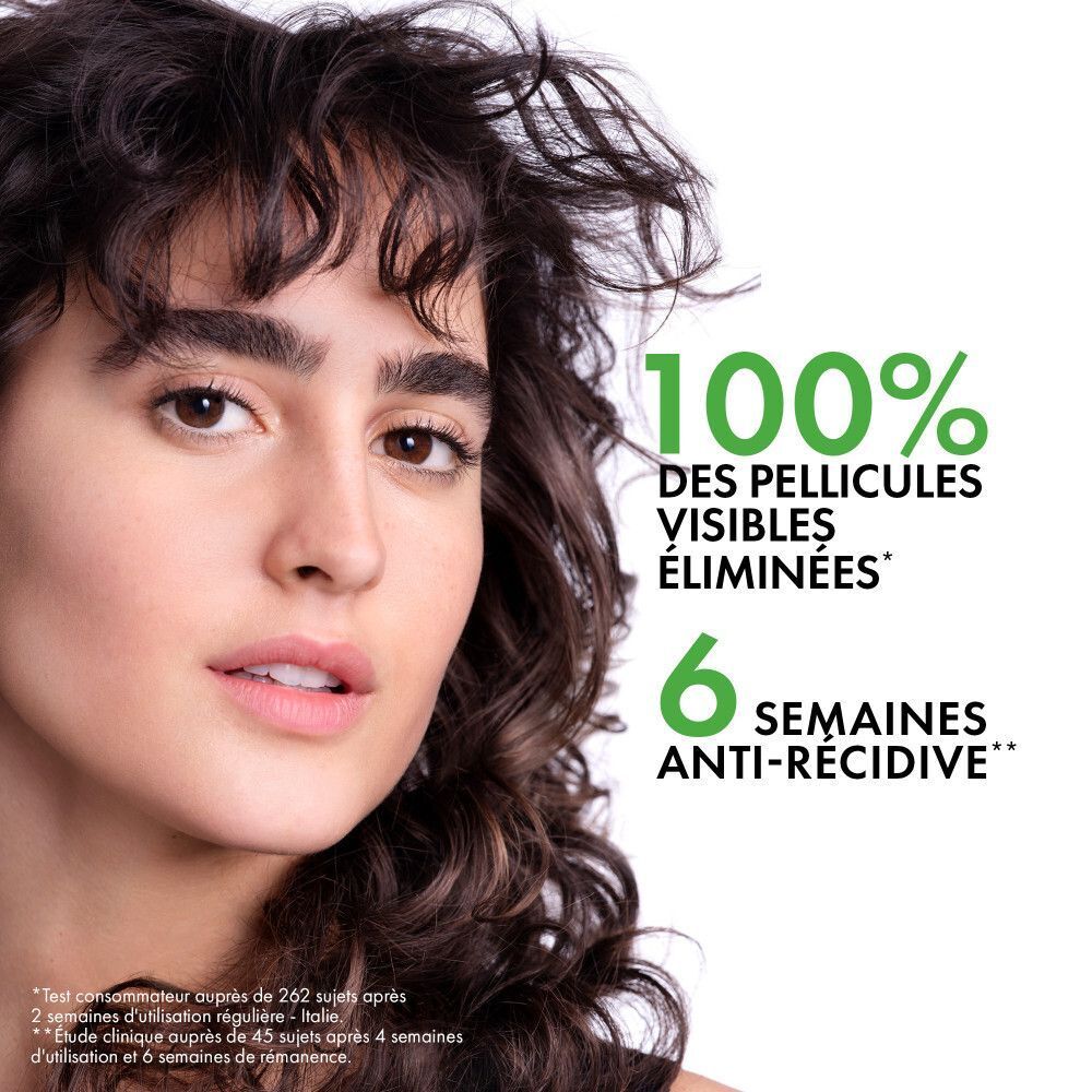 Femme aux cheveux bruns. Texte : 100% des pellicules visibles éliminées, 6 semaines anti-récidive.