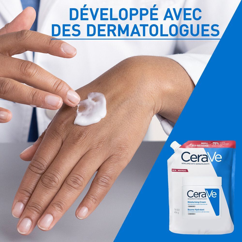 Main avec crème. CeraVe Baume Hydratant. Recharge en arrière-plan.