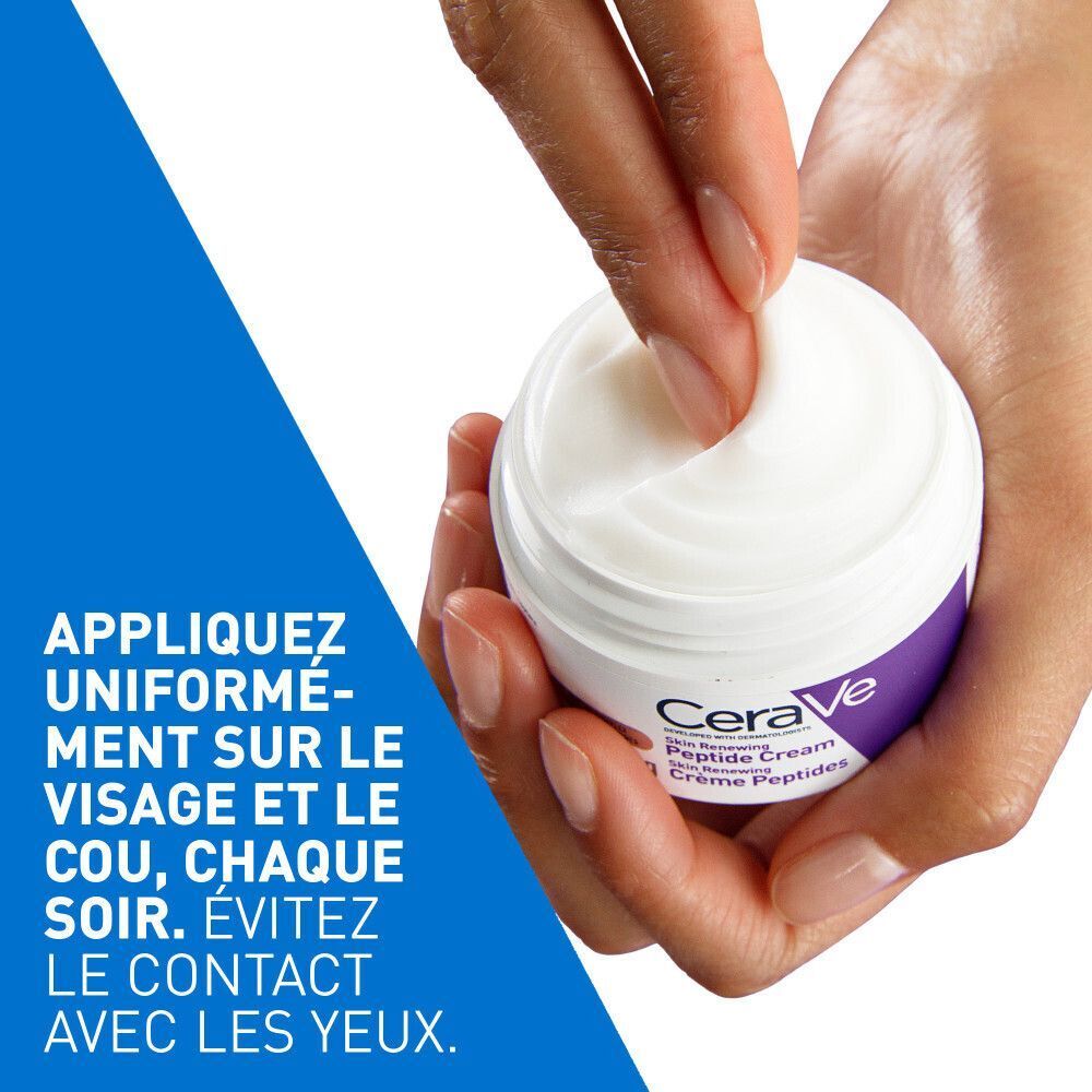 Mains prélevant de la crème d'un pot. Le pot indique CeraVe Skin Renewing Peptide Cream.