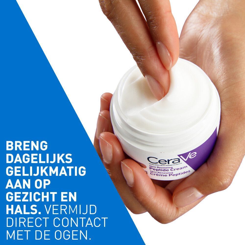 Handen die crème uit een potje halen. Op het potje staat CeraVe Skin Renewing Peptide Cream.
