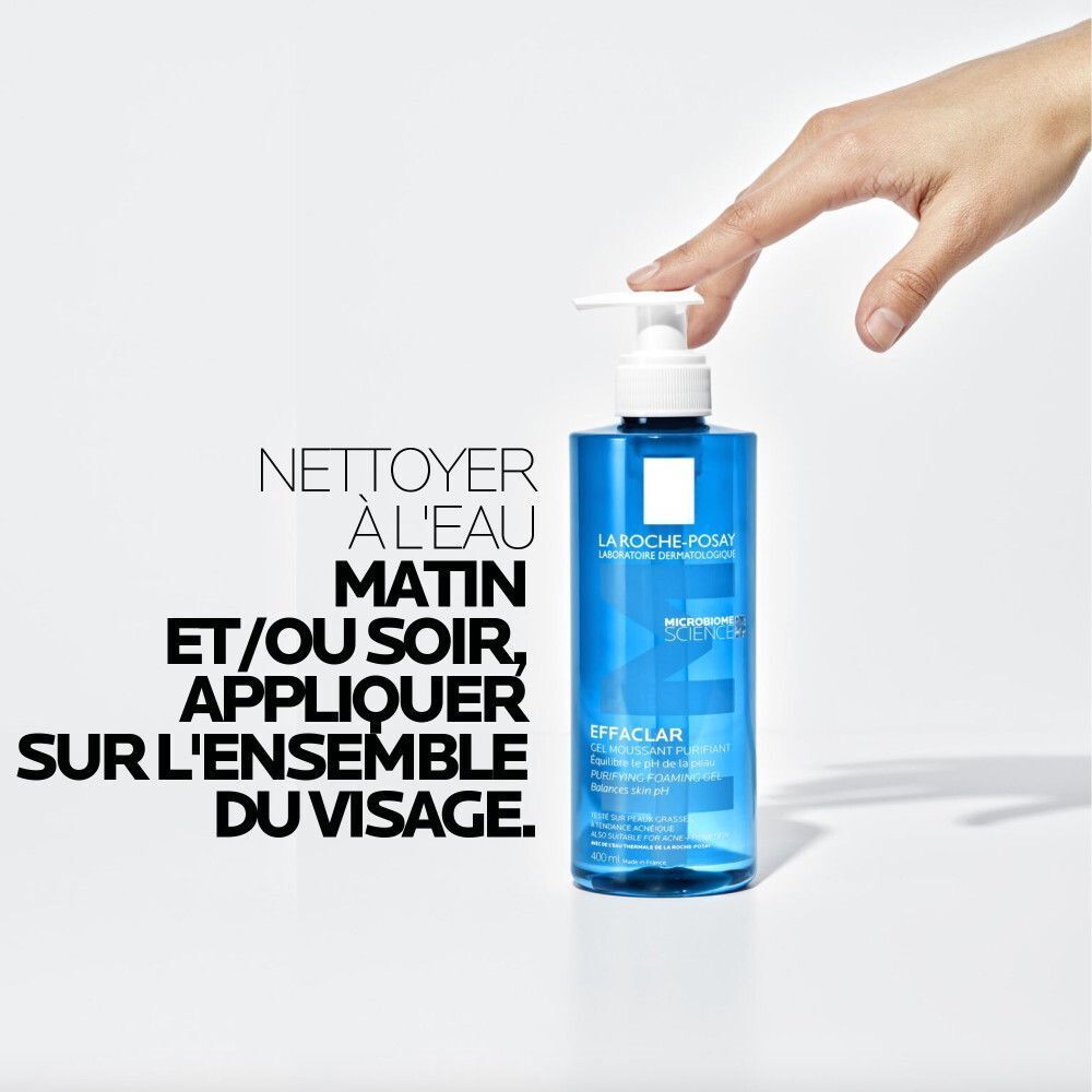 Flacon bleu avec pompe blanche. Texte : Nettoyer à l'eau matin et/ou soir, appliquer sur l'ensemble du visage.