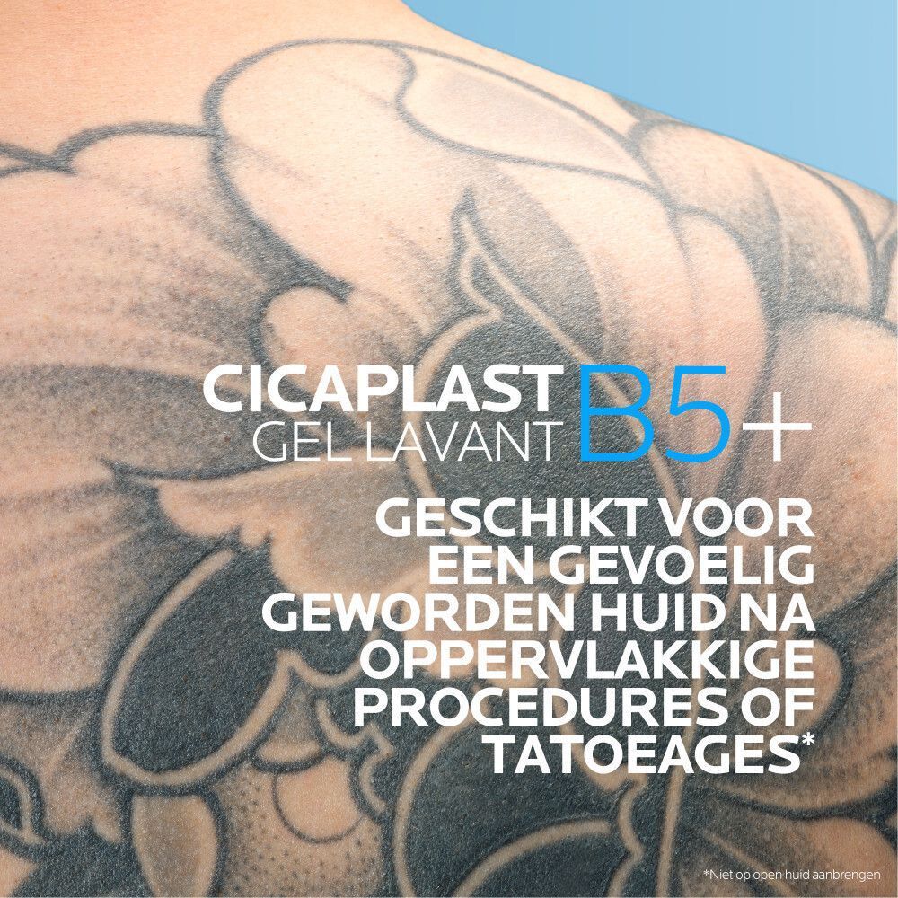 Getatoeëerde huid met tekst. Tekst: Cicaplast Gel Lavant B5+ Geschikt voor een gevoelig geworden huid na oppervlakkige procedures of tatoeages.
