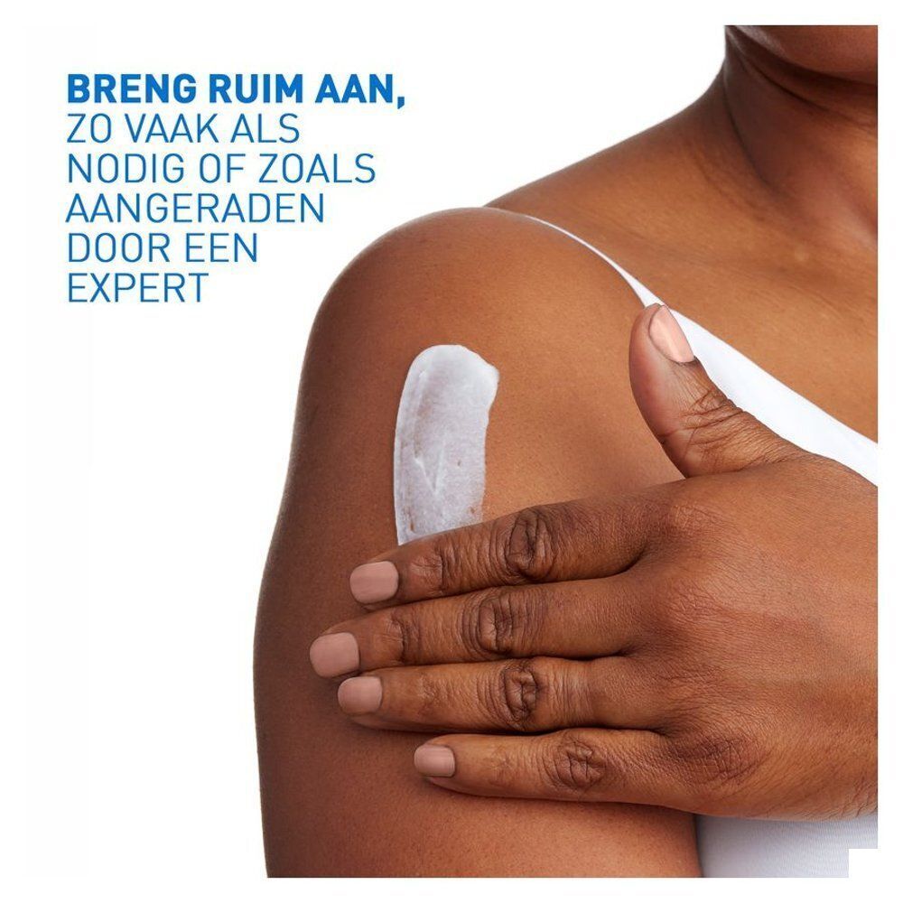 Een persoon brengt crème aan op de arm. Tekst: Breng ruim aan, zo vaak als nodig of zoals aangeraden door een expert.