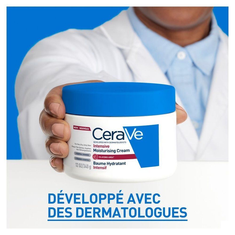 Personne tenant un pot blanc de CeraVe Crème Hydratante Intensive avec couvercle bleu. Inscription : Intensive Moisturising Cream.