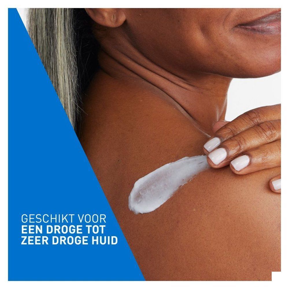 Persoon brengt crème aan op de arm. Tekst: Geschikt voor een droge tot zeer droge huid.