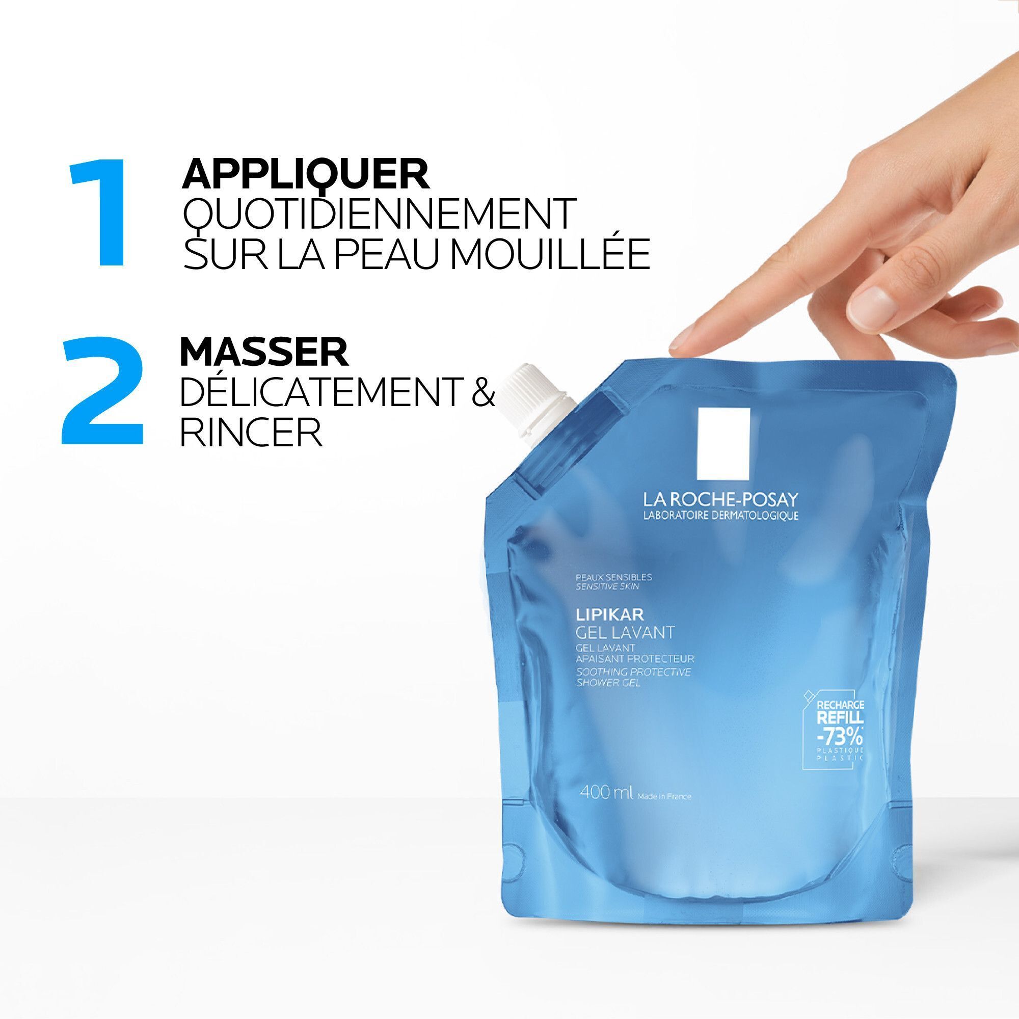 Main pointant une recharge bleue. Inscription: La Roche-Posay, LIPIKAR Gel Lavant. Texte: 400 ml. Rechargeable -73%.