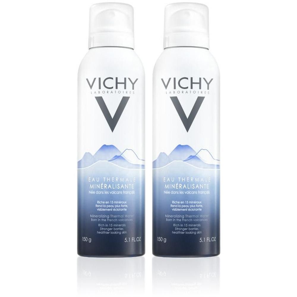 Deux flacons de spray. Inscription: VICHY, EAU THERMALE MINERALISANTE. Flacons blancs avec design bleu. 150g et 5.1 FL.OZ.