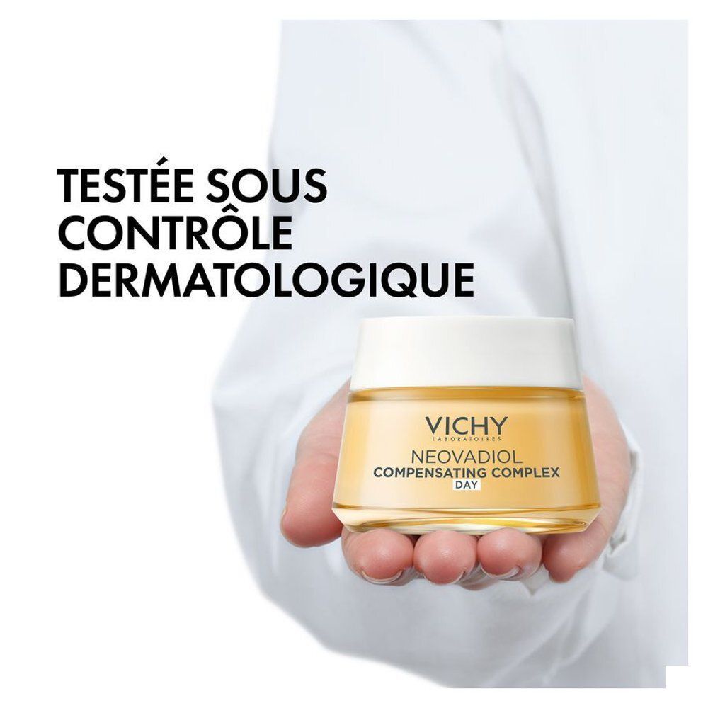 Main tenant un pot de crème de jour Vichy. Texte: Testée sous contrôle dermatologique. Logo Vichy.
