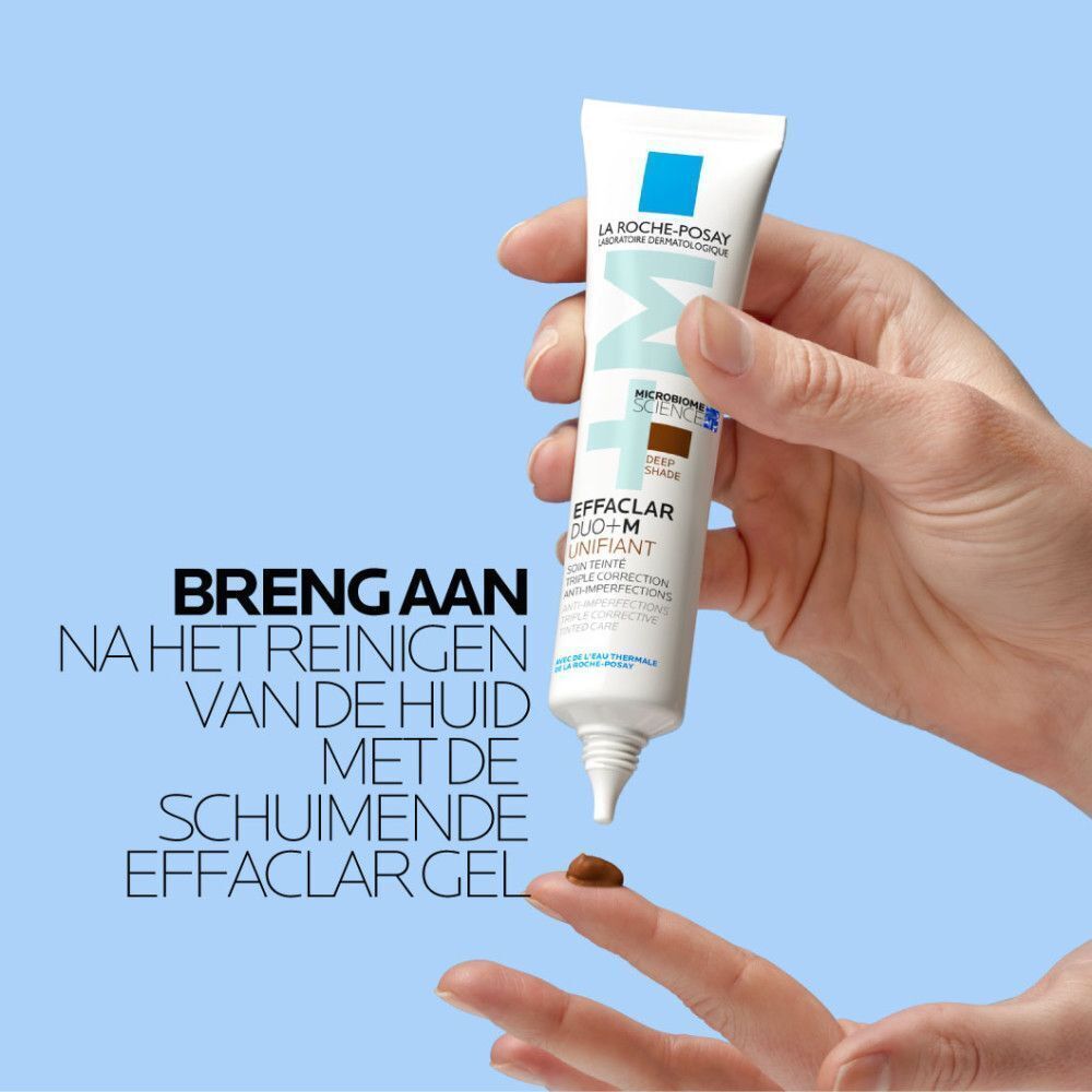Hand die La Roche-Posay Effaclar Duo+M crème op de vinger aanbrengt. Crèmedruppel zichtbaar.