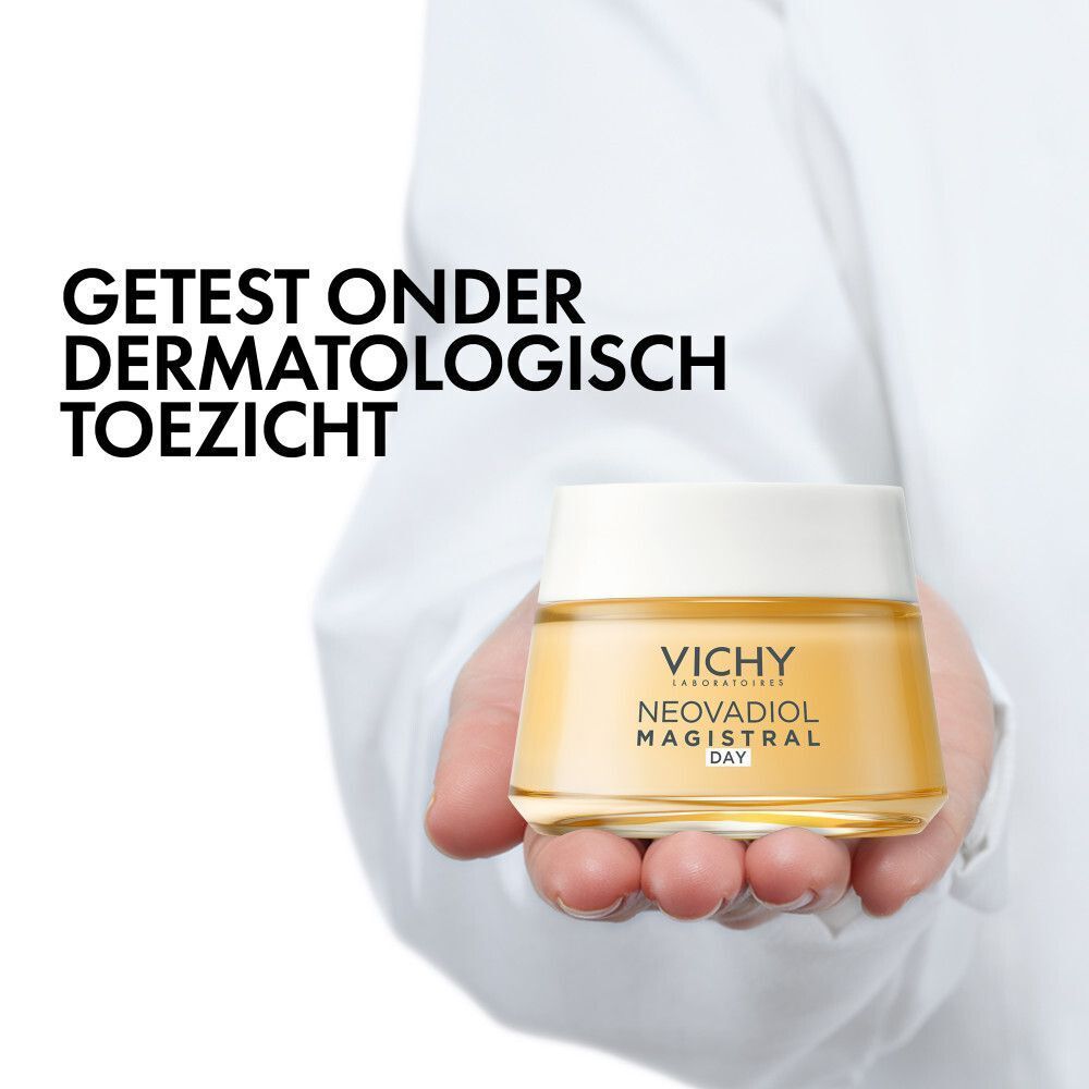 Hand met crème. Tekst: Getest onder dermatologisch toezicht. Vichy Neovadiol Magistral Day.