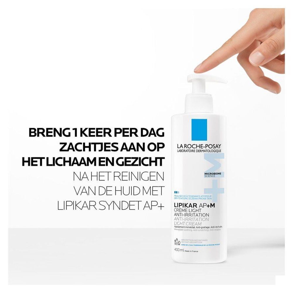 La Roche-Posay Lipikar AP+M Crème Light fles. Hand op het product, tekst in het Nederlands.