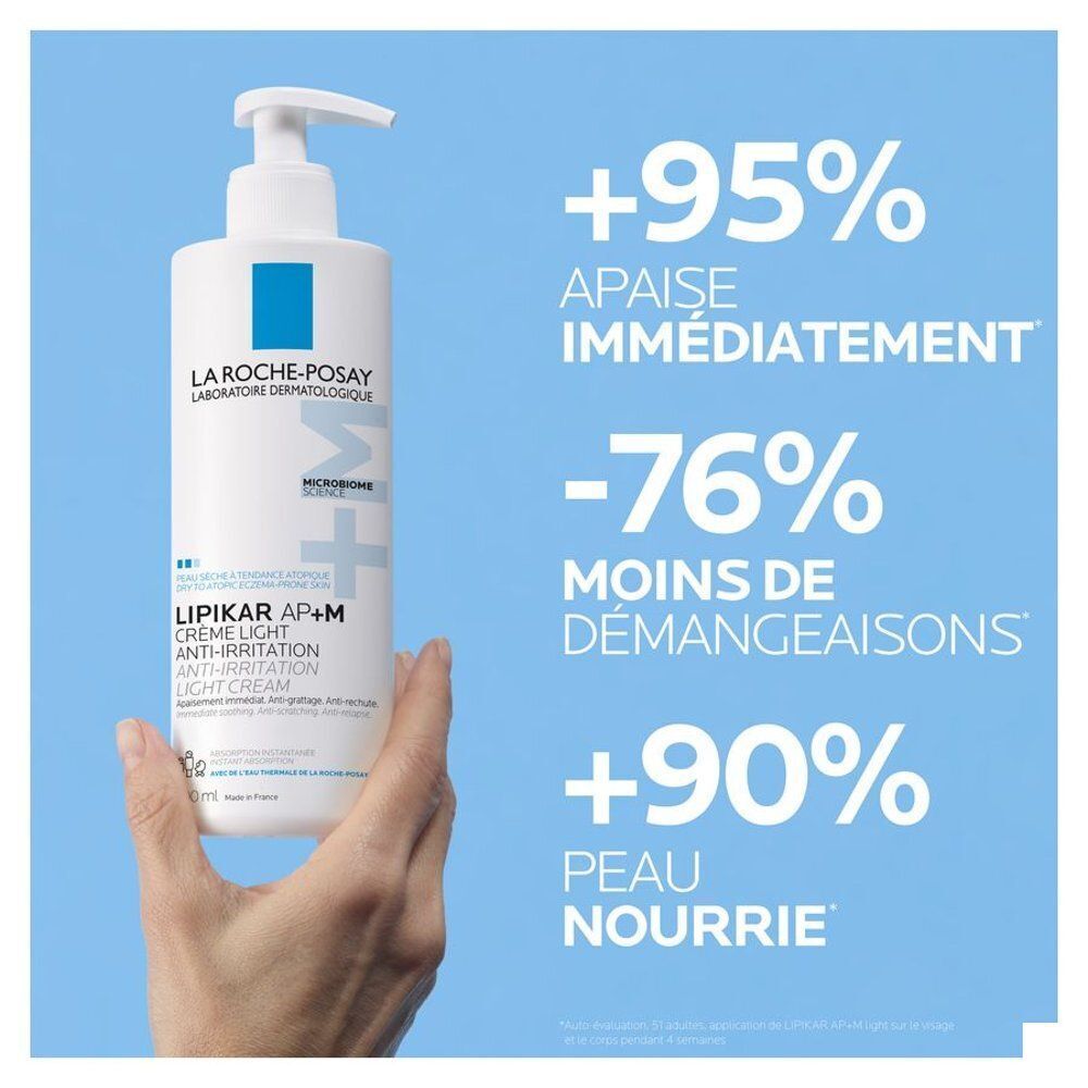 Hand houdt La Roche-Posay Lipikar AP+M Crème Light vast. Tekst: +95% verlichting, -76% minder jeuk.