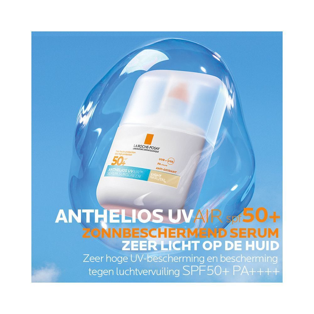 La Roche-Posay Anthelios UVAIR SPF50+ serum in een bel. Blauwe achtergrond.