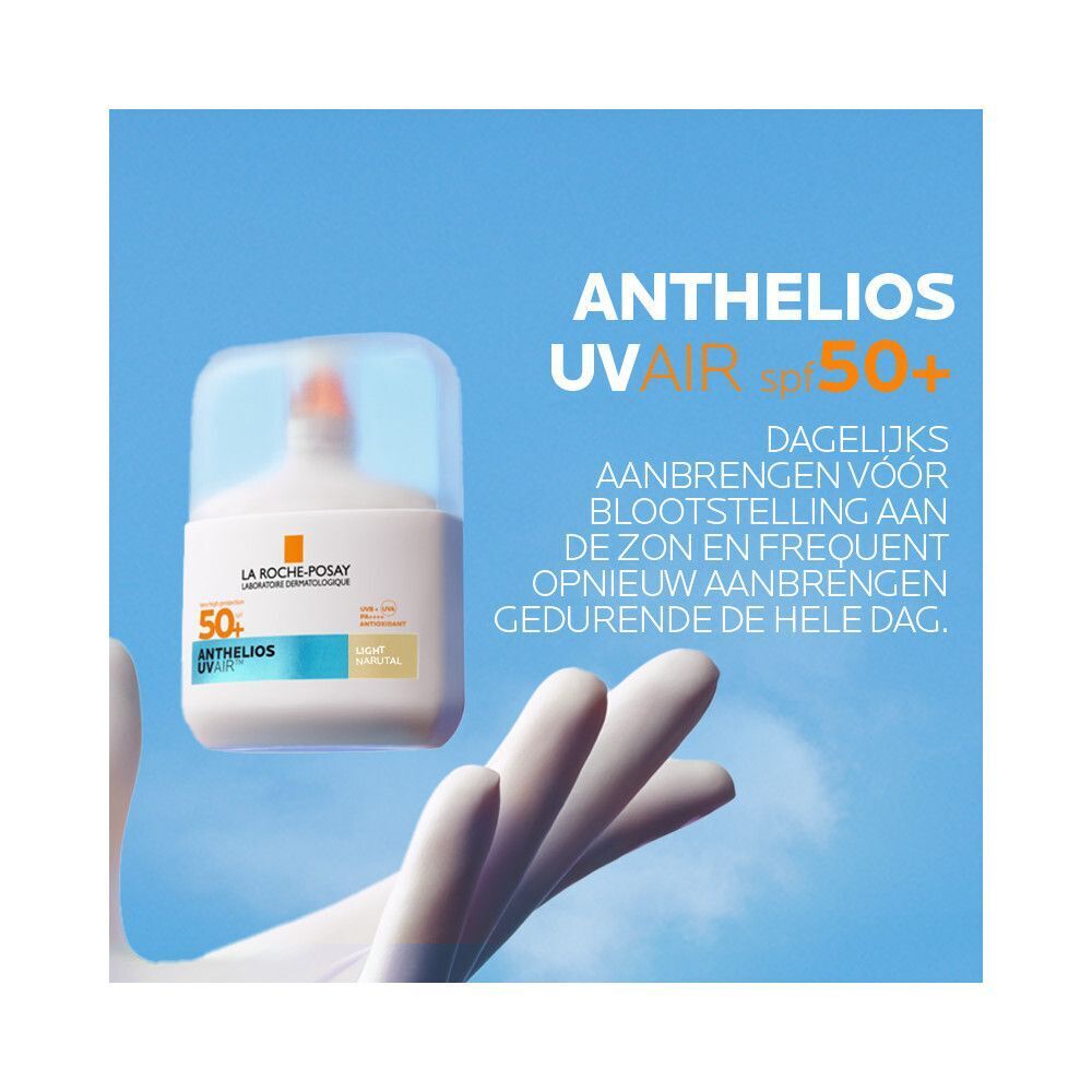 Hand die La Roche-Posay Anthelios UVAIR SPF50+ serum vasthoudt. Blauwe achtergrond.