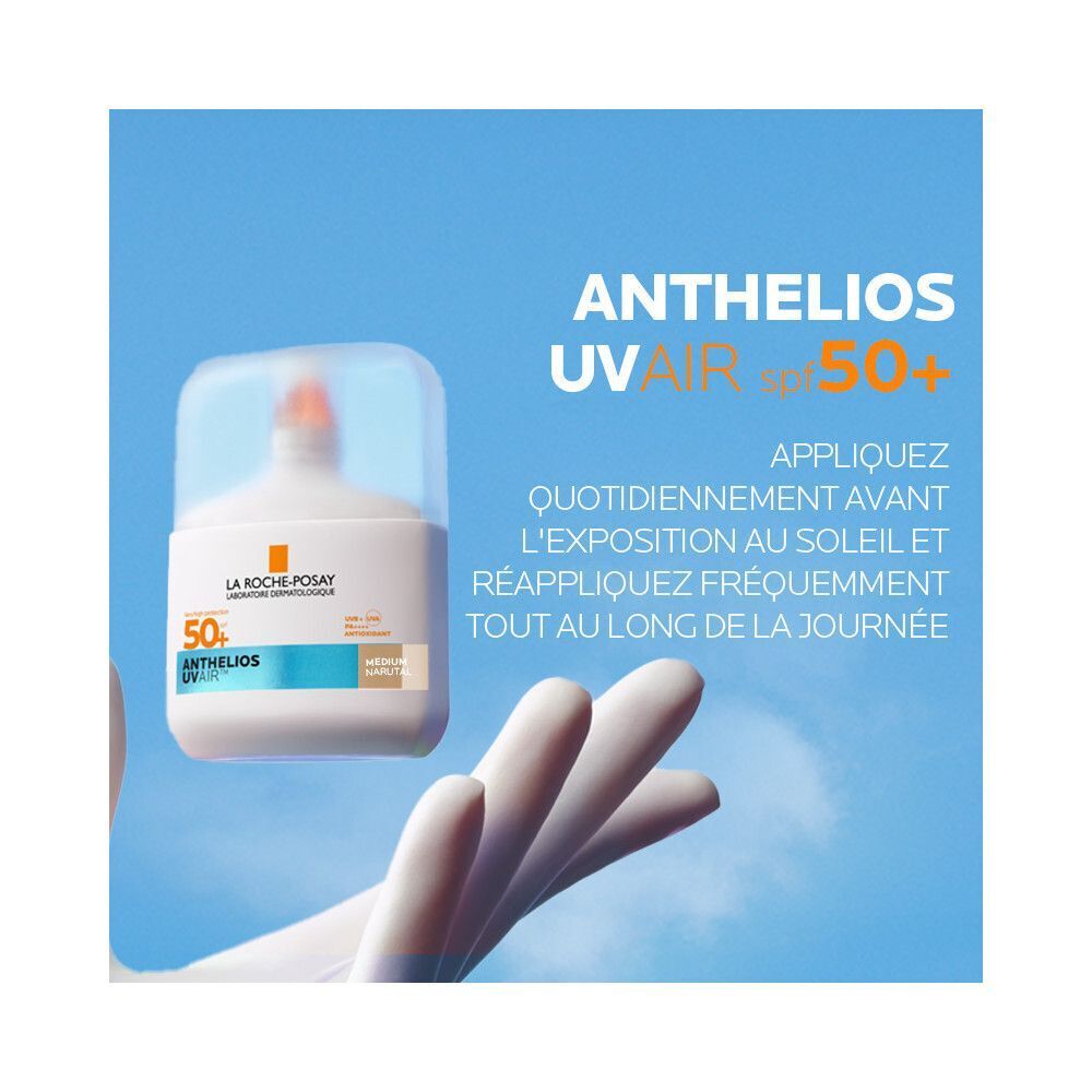 La Roche-Posay Anthelios UVAIR SPF50+ Sérum Solaire. Main avec flacon. Fond bleu.