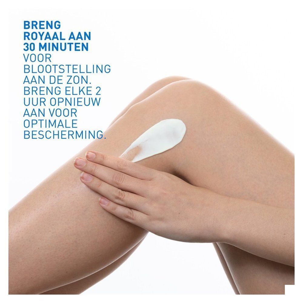 Persoon brengt zonnecrème aan op been. Tekst: Aanbrengen 30 minuten voor blootstelling aan de zon. Herhaal elke 2 uur.