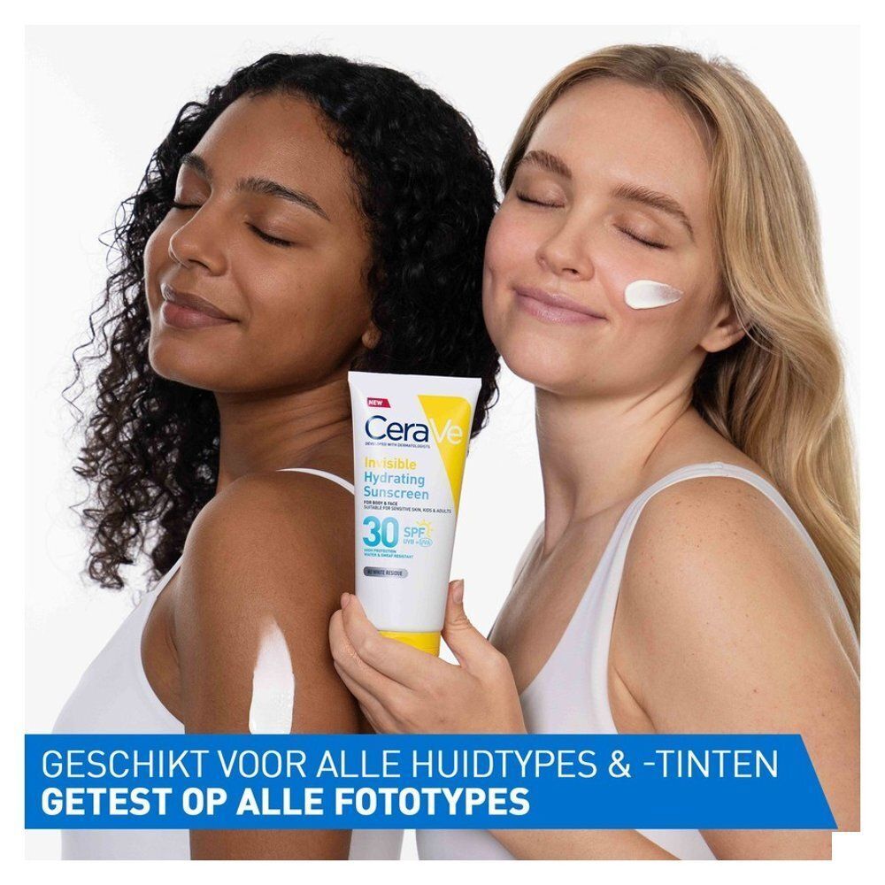 Deux femmes avec CeraVe Invisible Hydrating Sunscreen. Une femme applique de la crème. Texte: Convient à tous les types de peau.
