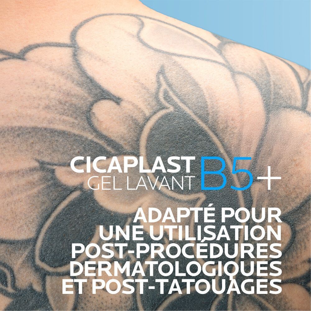 Un tatouage sur le dos. Texte: Cicaplast Gel Lavant B5+ Adapté pour une utilisation post-procédures dermatologiques et post-tatouages.