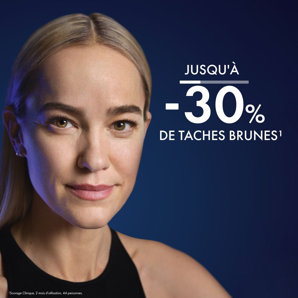 Portrait d'une femme. Texte : Jusqu'à -30% de taches brunes. Fond bleu.