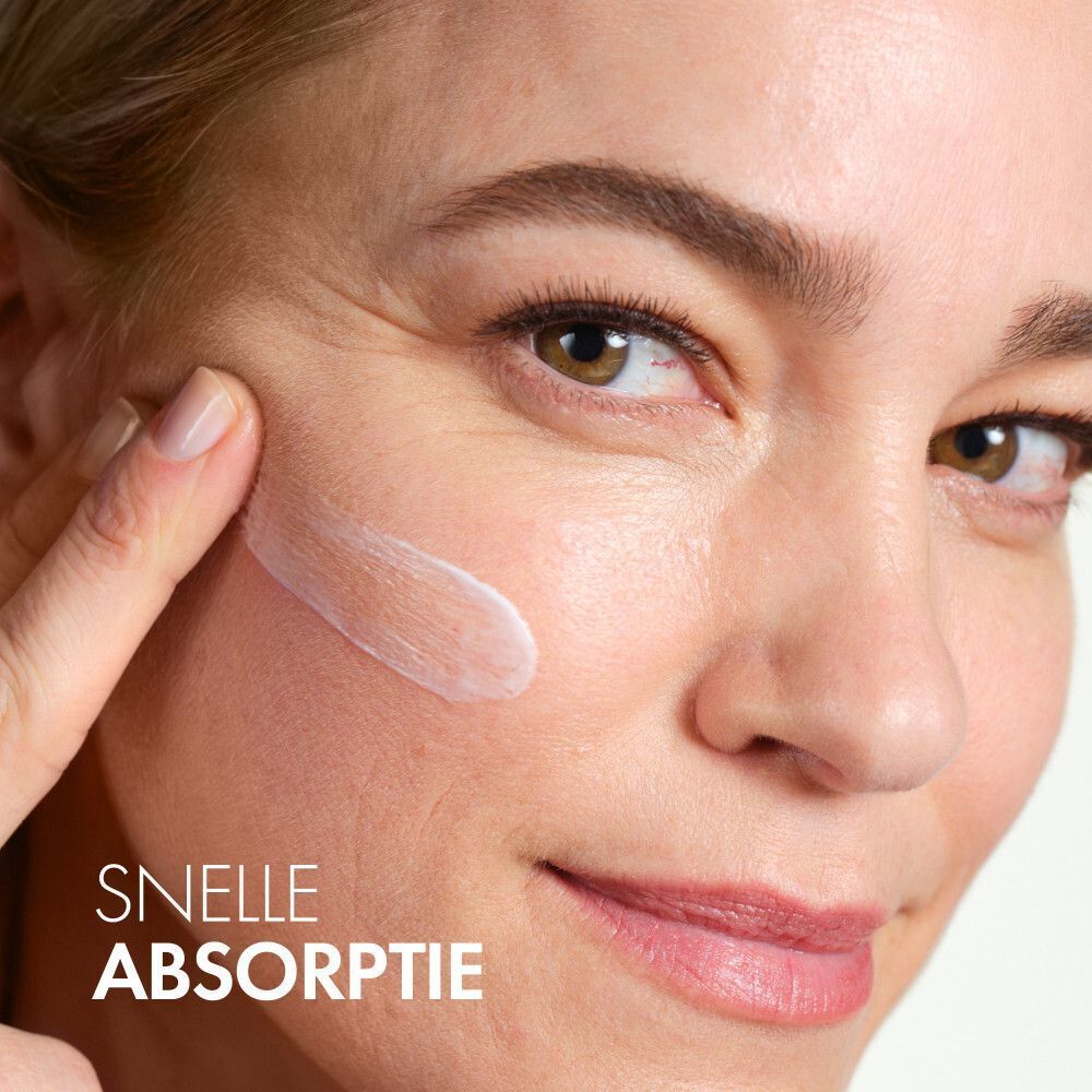 Drie producten. Links: Serum. Midden: Dagcrème. Rechts: Nachtcrème. Alle met Vichy-logo. Tekst: Beste routine.