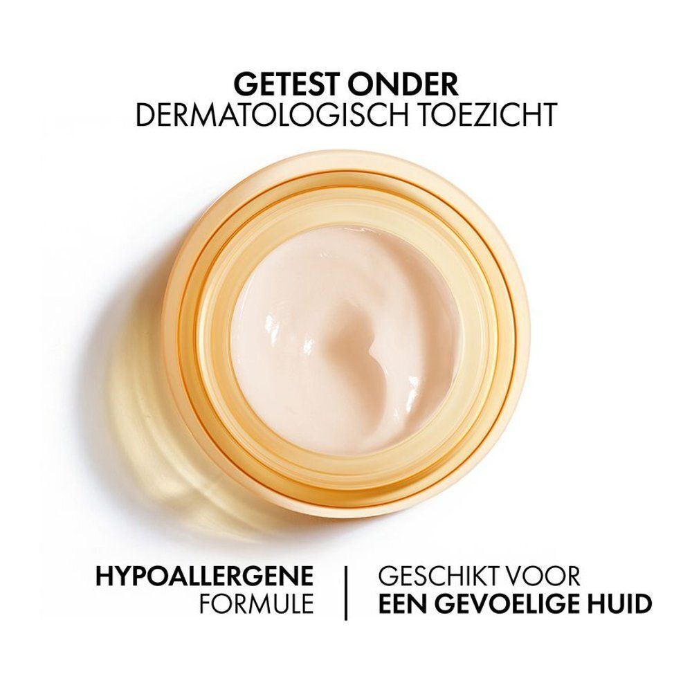 Hand met potje Vichy Neovadiol crème. Tekst: Appliquer chaque matin. Masser délicatement. Opschrift: Neovadiol Compensating Complex Day.