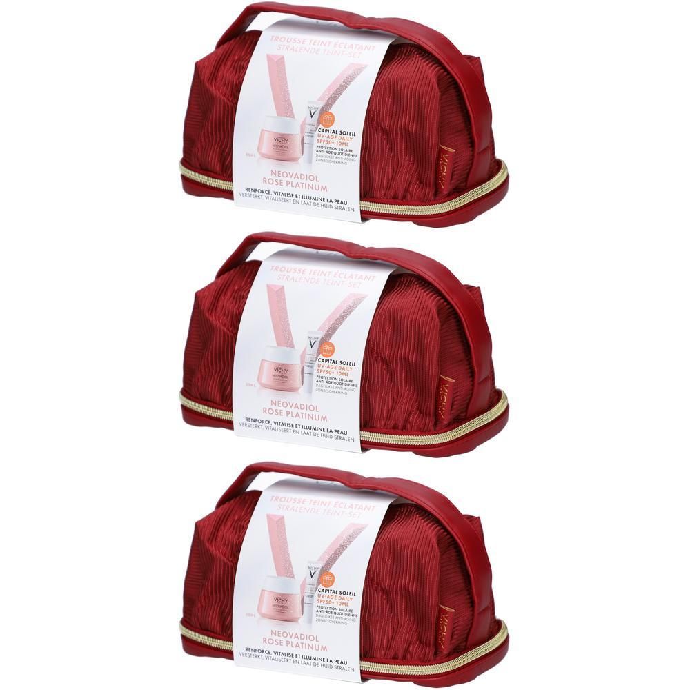 Trois trousses de maquillage rouges avec poignées. Chaque trousse a une fermeture éclair et une étiquette d'information.