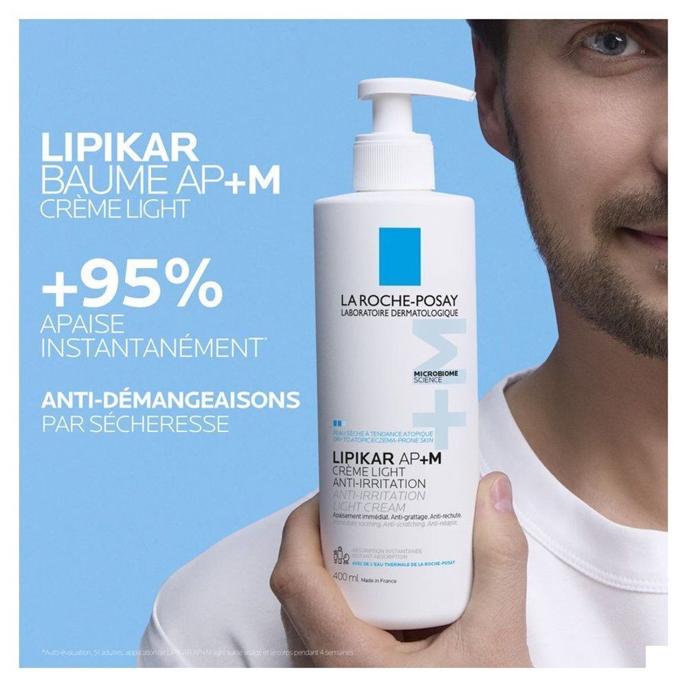 Homme tenant La Roche-Posay Lipikar Baume AP+M Crème Light. Texte : +95% de soulagement instantané.