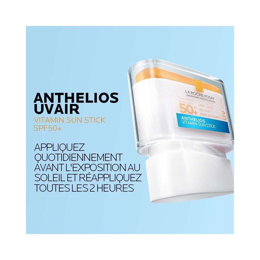 Stick solaire La Roche-Posay Anthelios UVair. Blanc, couvercle orange, texte bleu. Sur fond bleu.