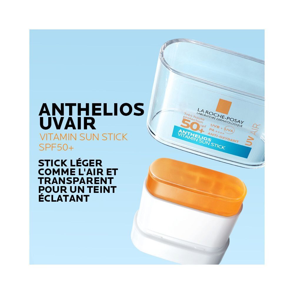 Stick solaire La Roche-Posay Anthelios UVair. Blanc, couvercle orange, texte bleu. Sur fond bleu.
