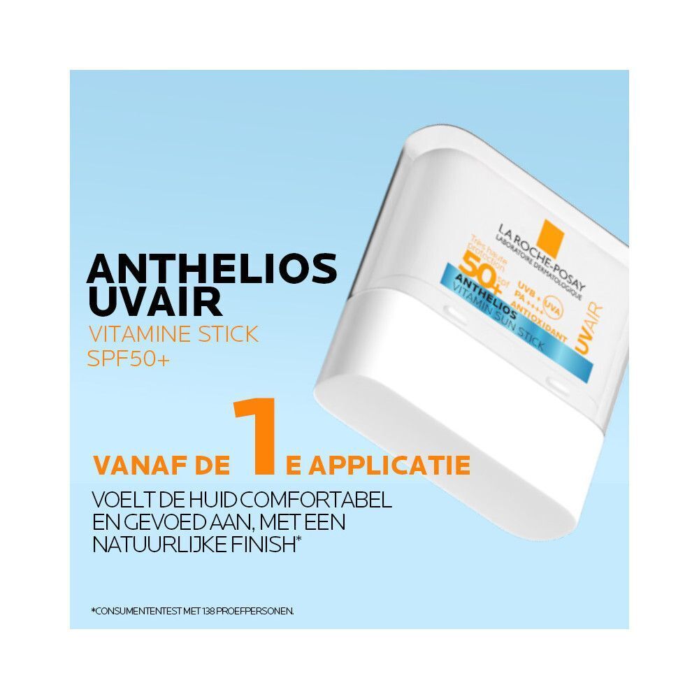 La Roche-Posay Anthelios UVair stick. Wit, oranje deksel, blauwe tekst. Op blauwe achtergrond.