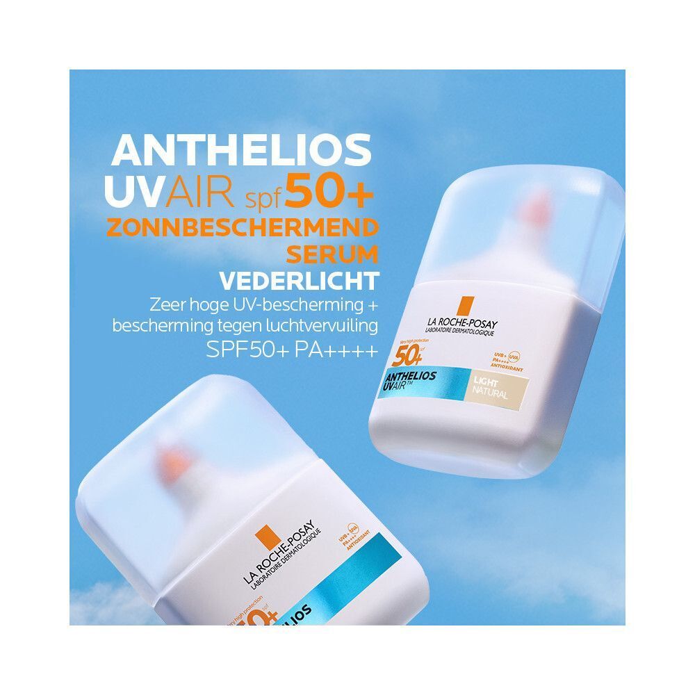 Twee flacons La Roche-Posay Anthelios UVAIR SPF50+ serum. Blauwe achtergrond. Product met tekst.