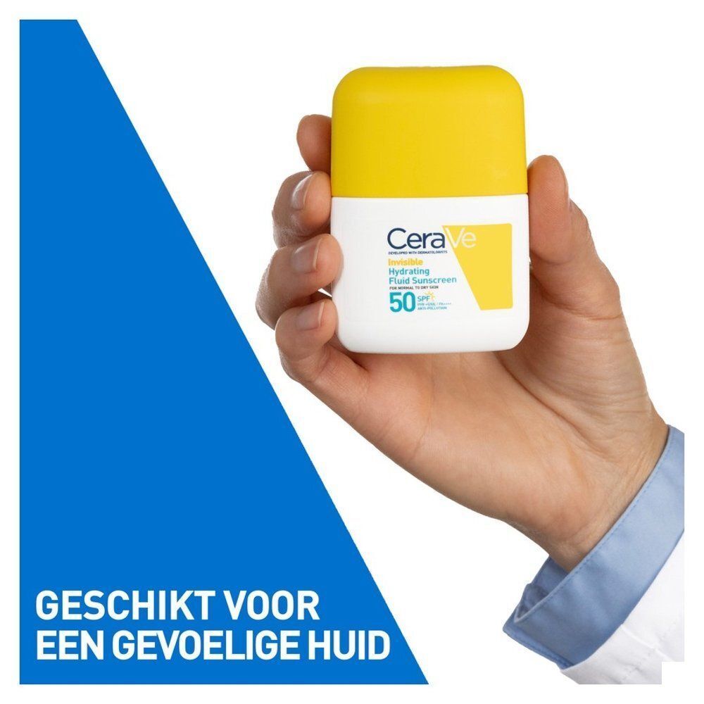 Een hand houdt een witte flacon met gele dop vast. Op de flacon staat "CeraVe Hydrating Fluid Sunscreen 50".