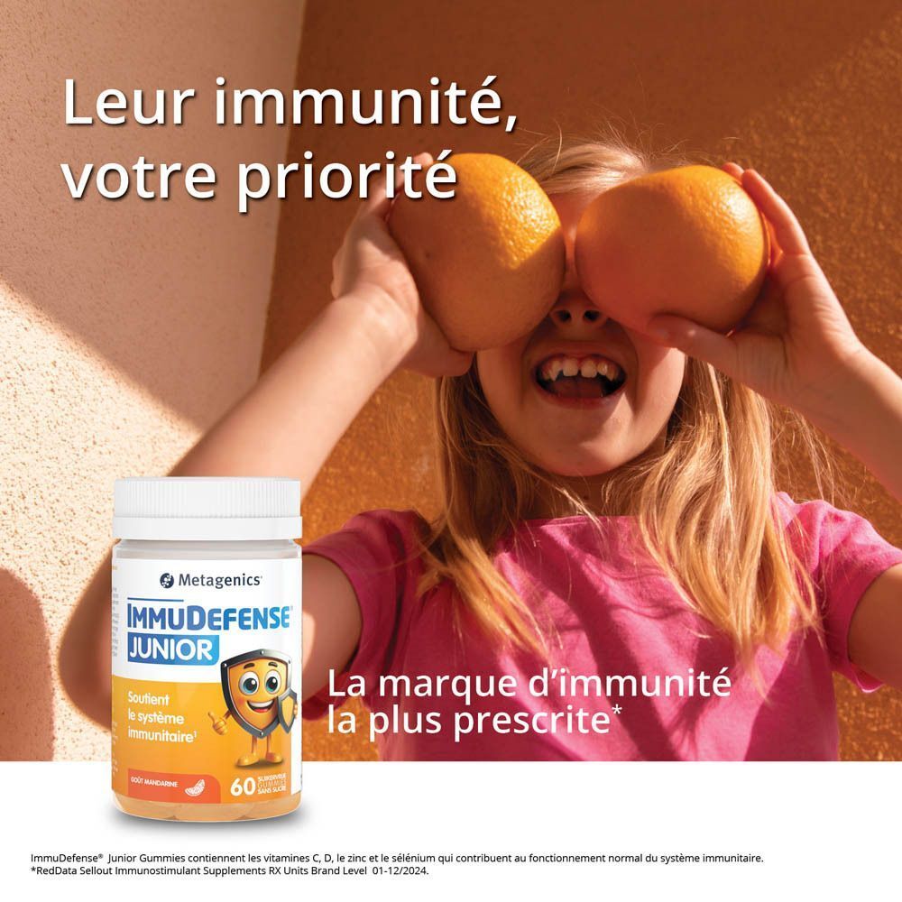 Fille avec des oranges devant les yeux. Flacon ImmuDefense Junior. Texte : La marque d'immunité la plus prescrite.