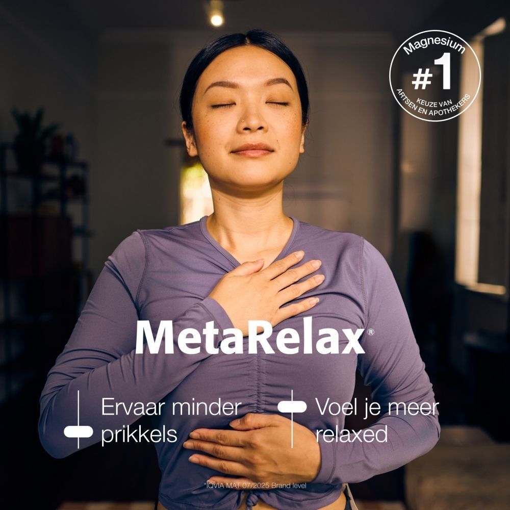 Vrouw met gesloten ogen. Tekst: MetaRelax. Ervaar minder prikkels, voel je meer relaxed.