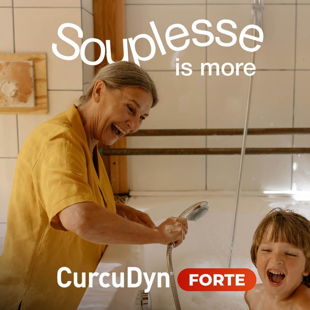 Vrouw en kind onder de douche. Tekst: CurcuDyn Forte.