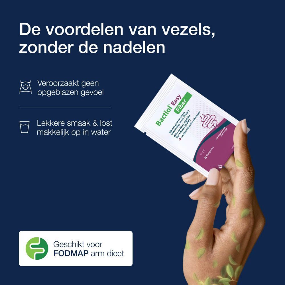 Hand die een zakje Bactiol Easy Fiber vasthoudt. Tekst: 'Geschikt voor FODMAP arm dieet'.