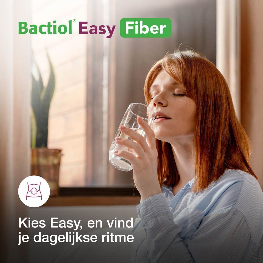 Vrouw drinkt water. Bactiol Easy Fiber-logo. Tekst: 'Kies Easy, en vind je dagelijkse ritme'.