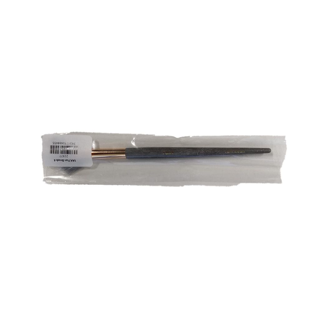 Pinceau dans un emballage plastique. Manche noir, virole dorée, poils clairs. Étiquette code-barres.