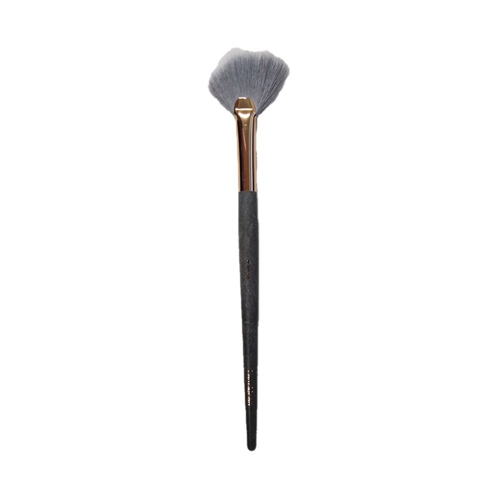 Pinceau éventail. Manche noir, virole dorée, poils gris. Tête de pinceau en forme d'éventail.
