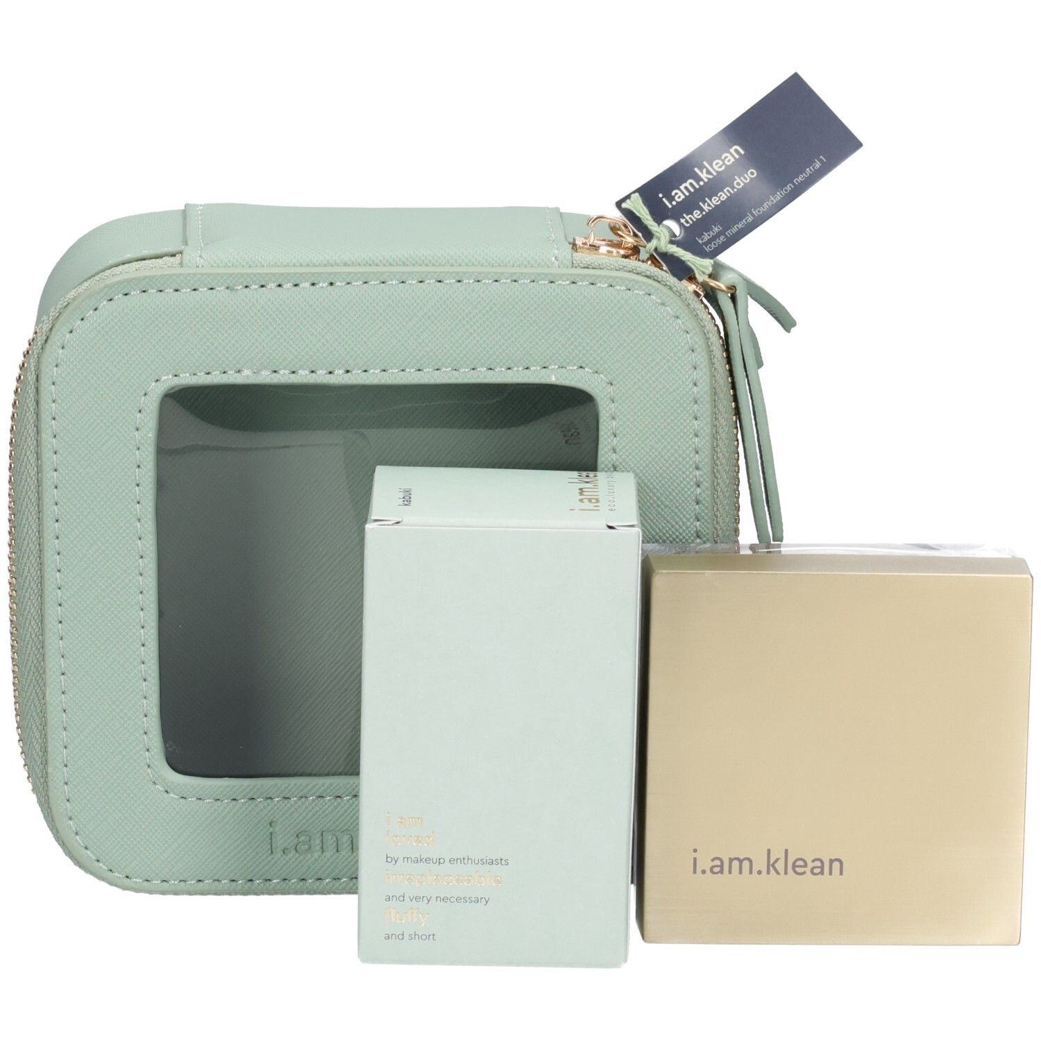 Trousse de toilette carrée vert clair avec fermeture éclair. À côté : deux produits, un vert clair et un doré. Étiquette avec texte.