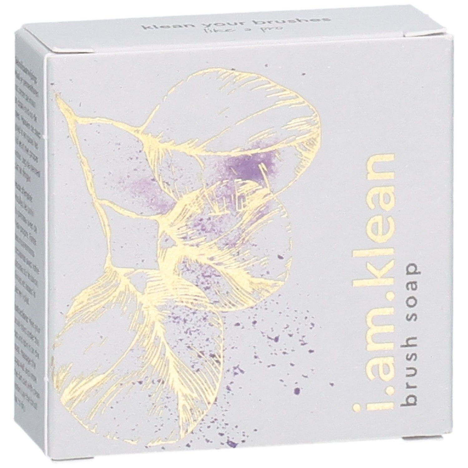 Kartonnen verpakking met bloemmotief en productnaam i.am.klean Brush Soap. Schuin bovenaanzicht.
