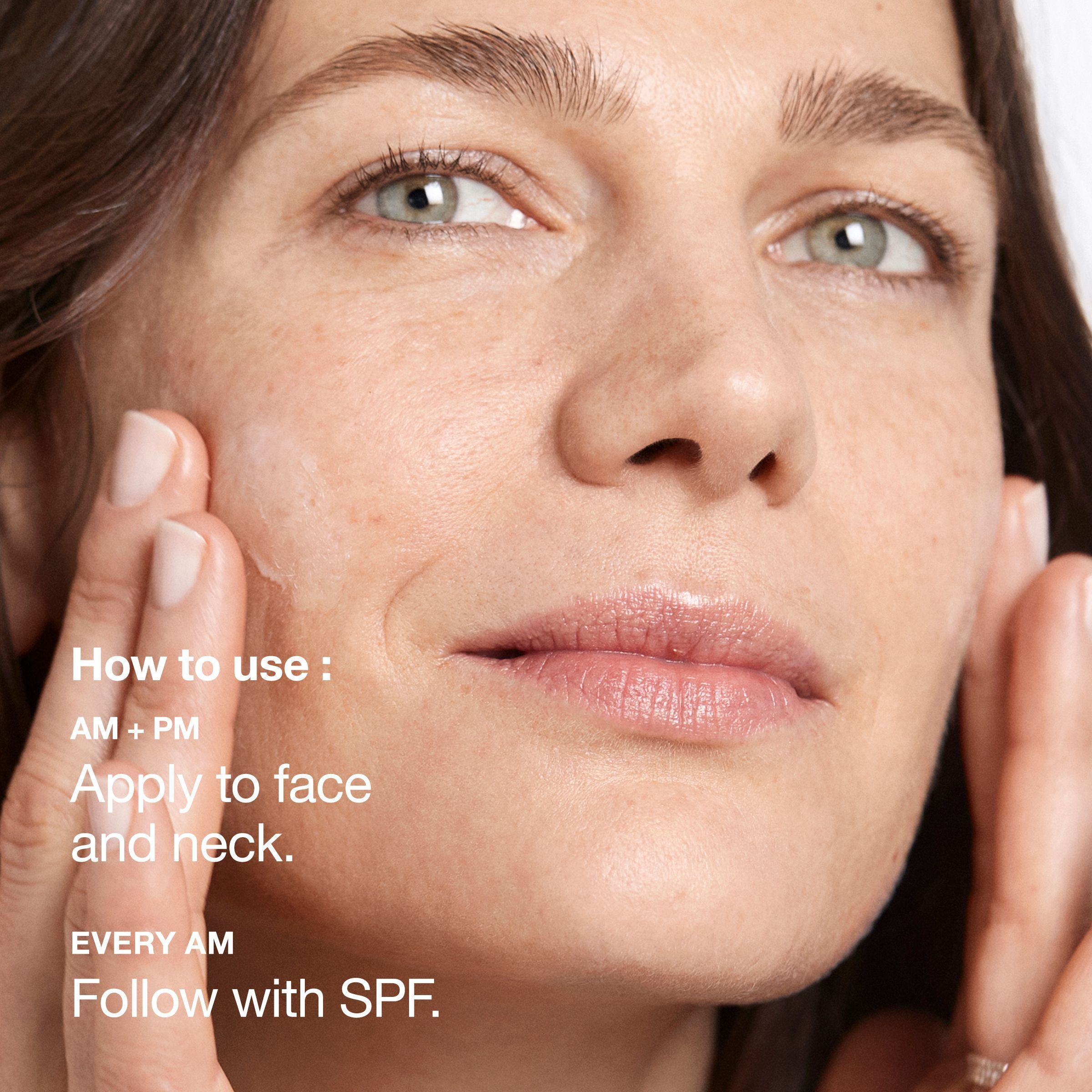 Une femme appliquant la crème Clinique Smart Clinical Repair™ sur son visage.