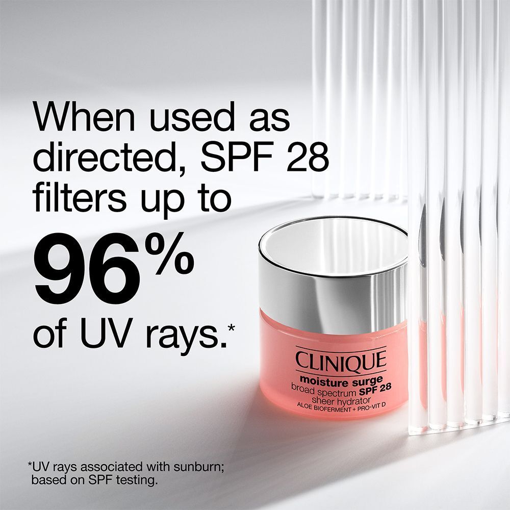 Clinique Moisture Surge SPF 25 Sheer Hydrator filtre jusqu'à 96% des rayons UV.