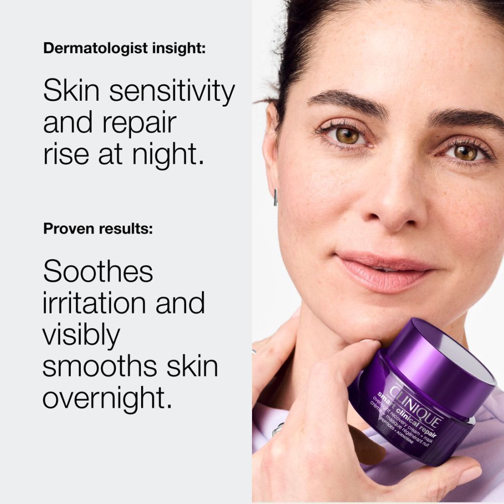 Een vrouw die een Clinique Smart Clinical Repair™ potje vasthoudt.