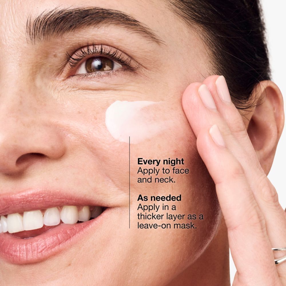 Een vrouw die Clinique Smart Clinical Repair™ crème op haar gezicht aanbrengt.